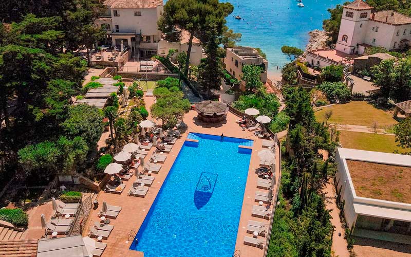 Relajarse en la piscina del Hotel Aigua Blava